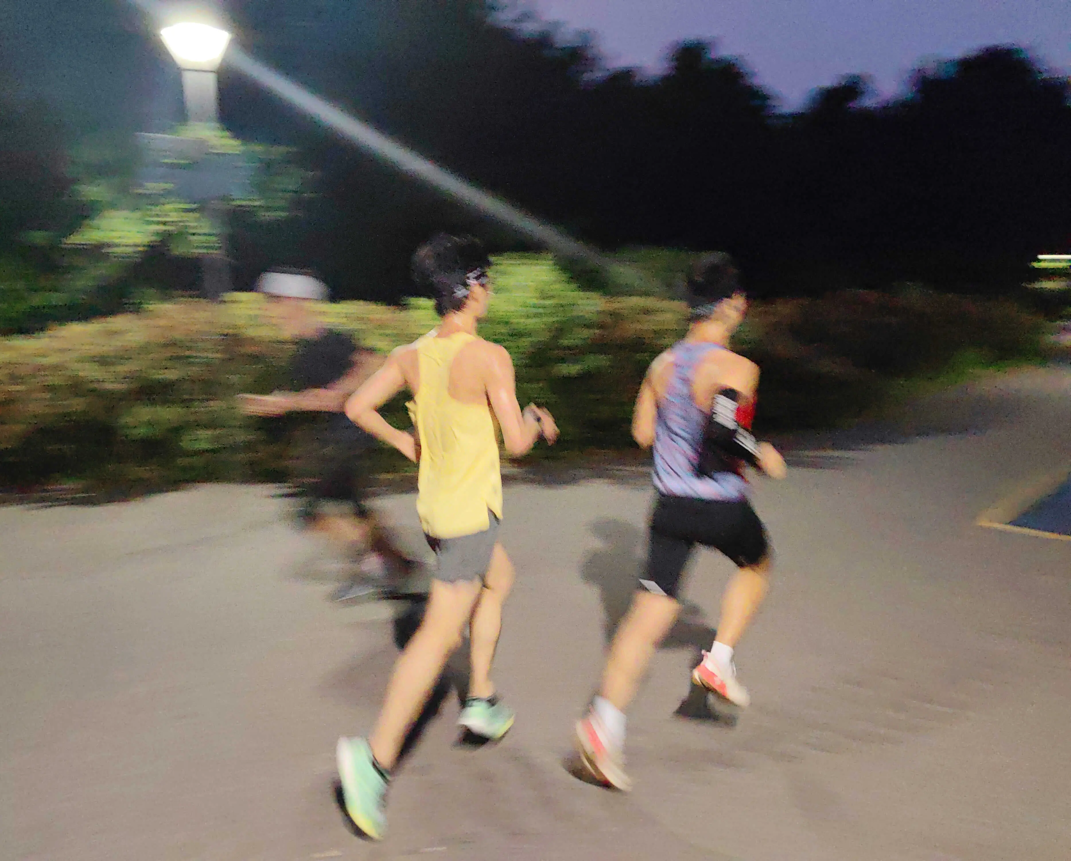 2023年去北京出差时,和北京跑步的小伙伴在爬坡的时候被人抓拍的,这也太帅了