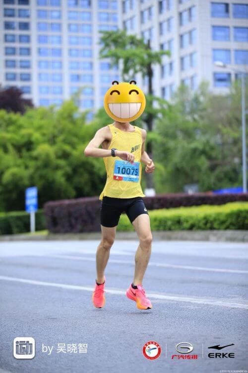在贵阳马拉松拍的照片,当时正在看表,表情狰狞就选择小黄脸